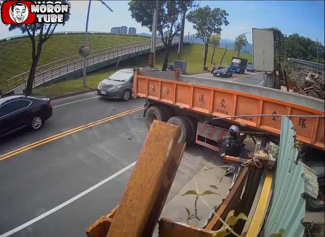 Video :After colliding with a vehicle, a motorcyclist lives (Warning - frightening)